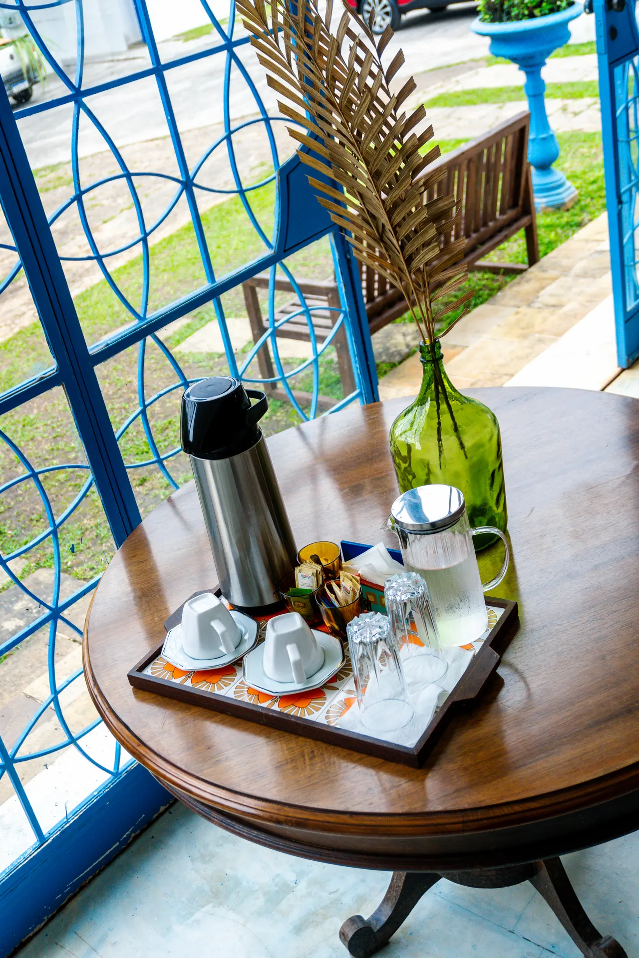 Bandeja de café na varanda