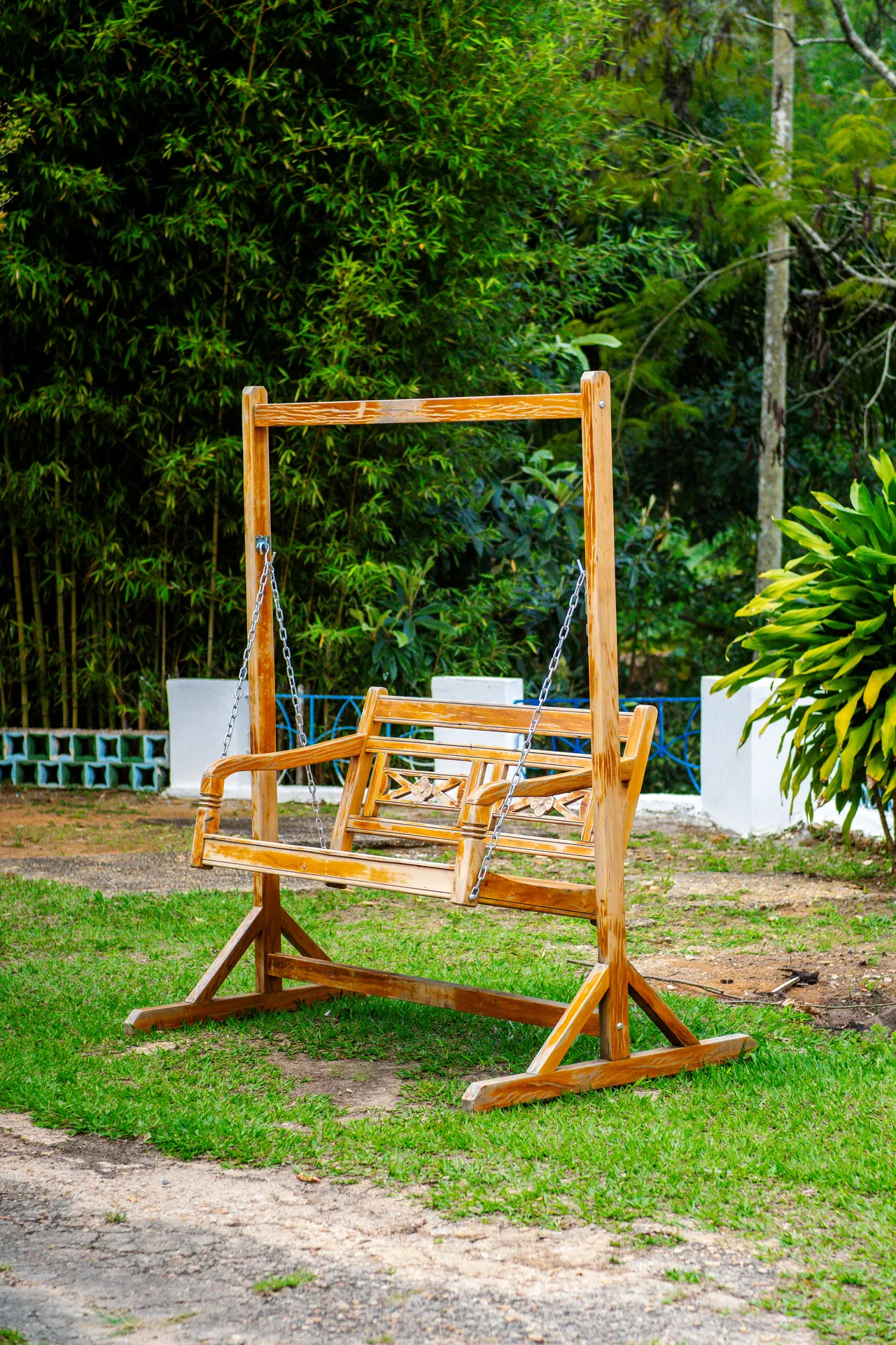 Balanço de madeira no jardim