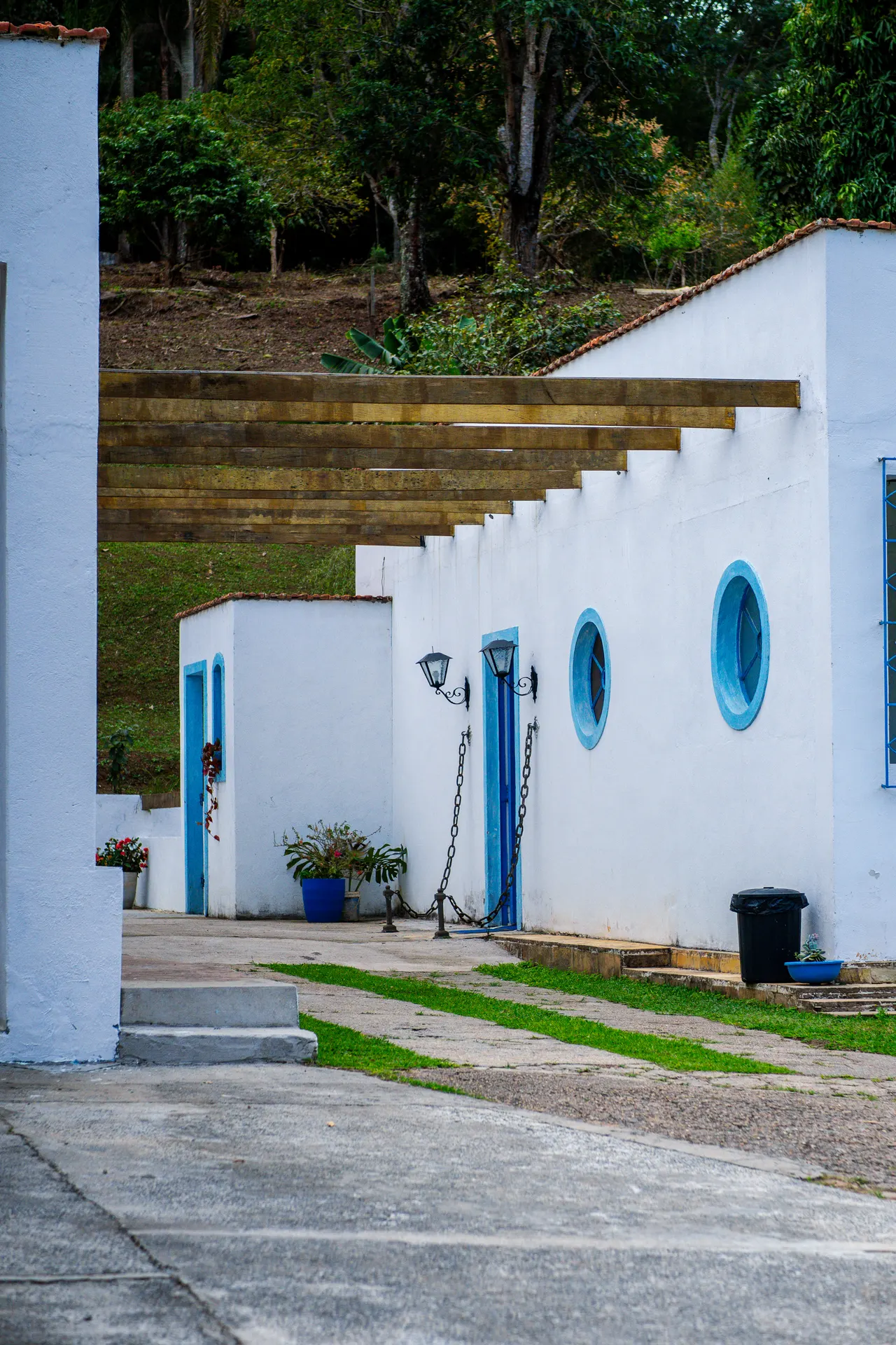 Fachada com janelas redondas e luminárias