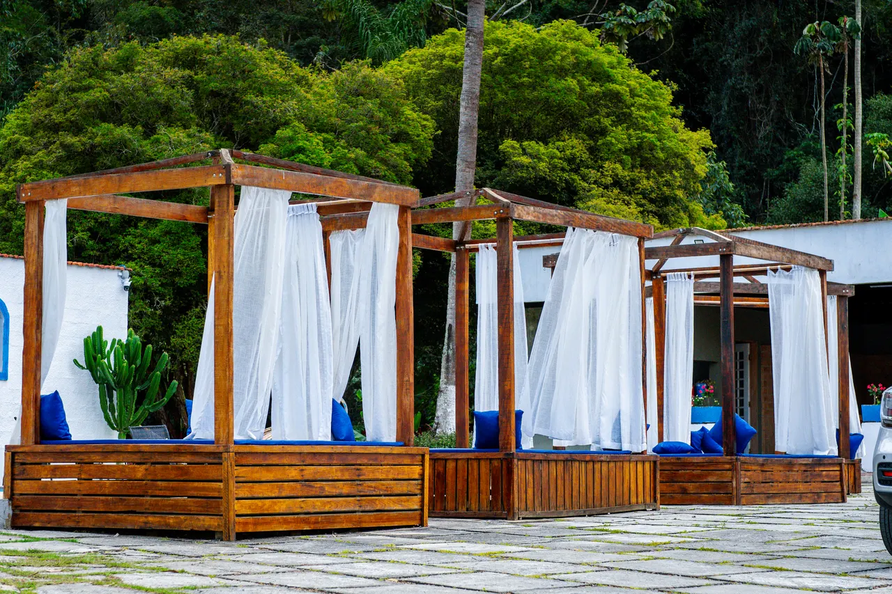 Fileira de cabanas com cortinas ao vento