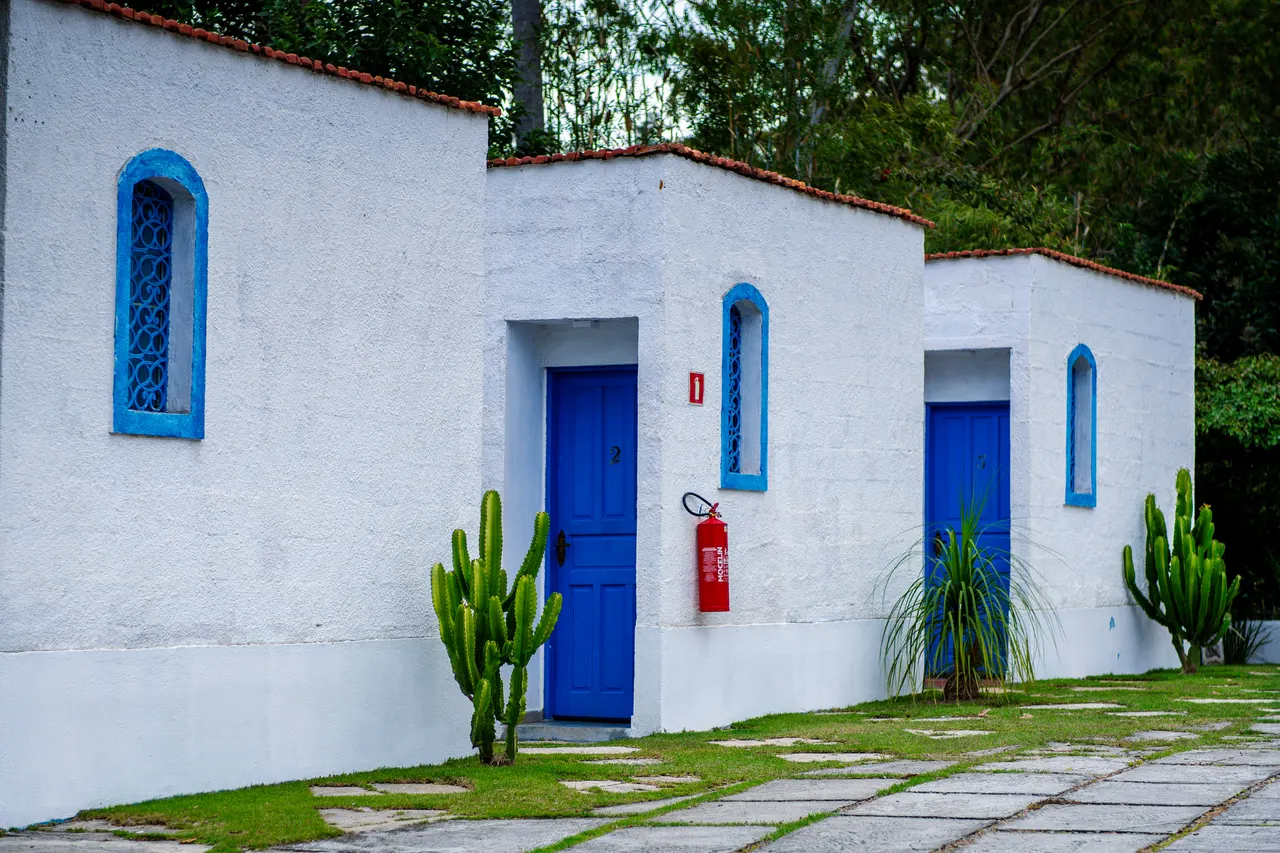 Chalés com cactos e portas azuis