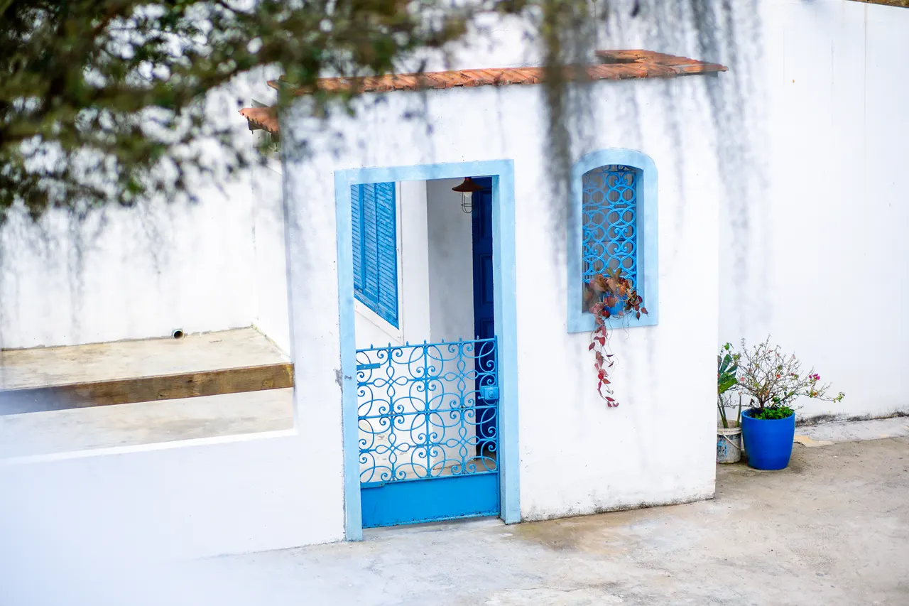 Entrada de chalé com portão de ferro azul