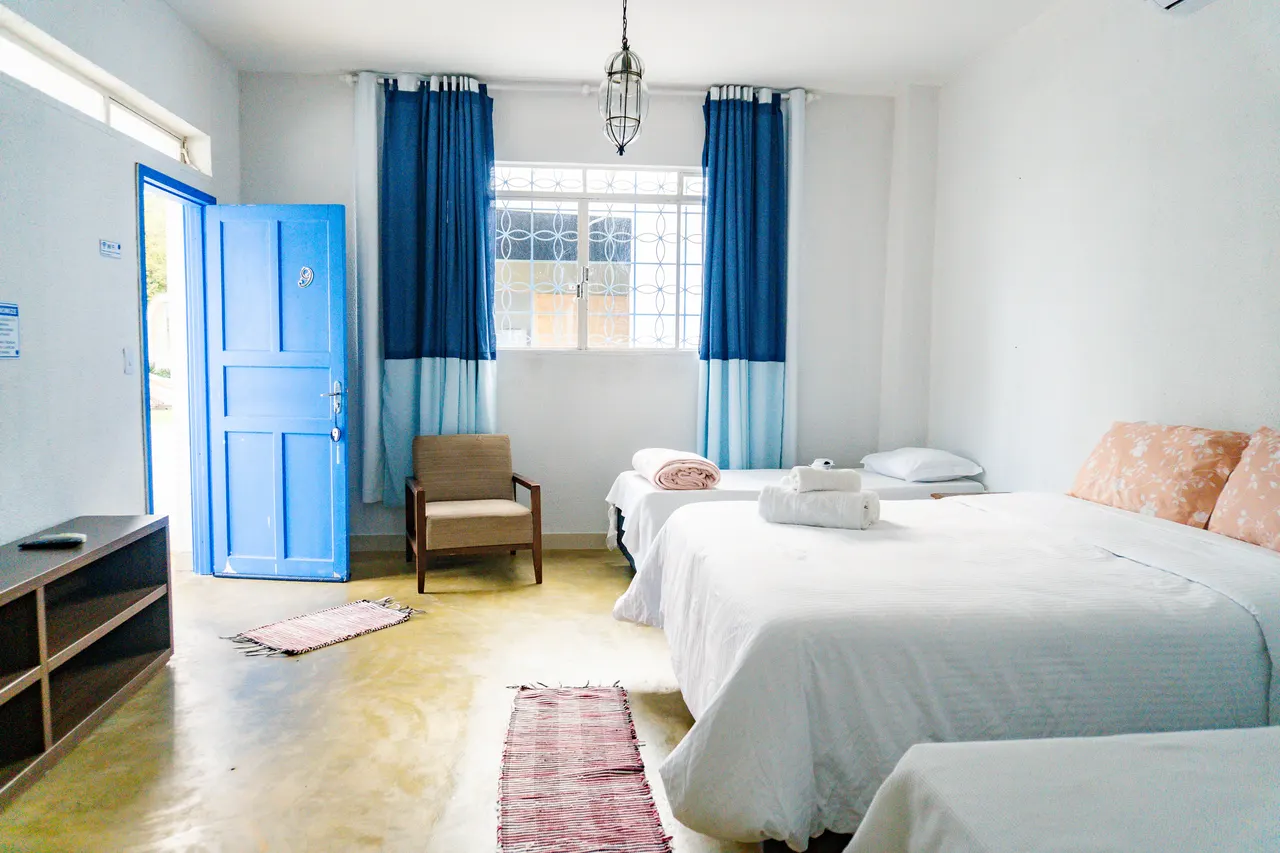 Quarto com cama de casal e de solteiro