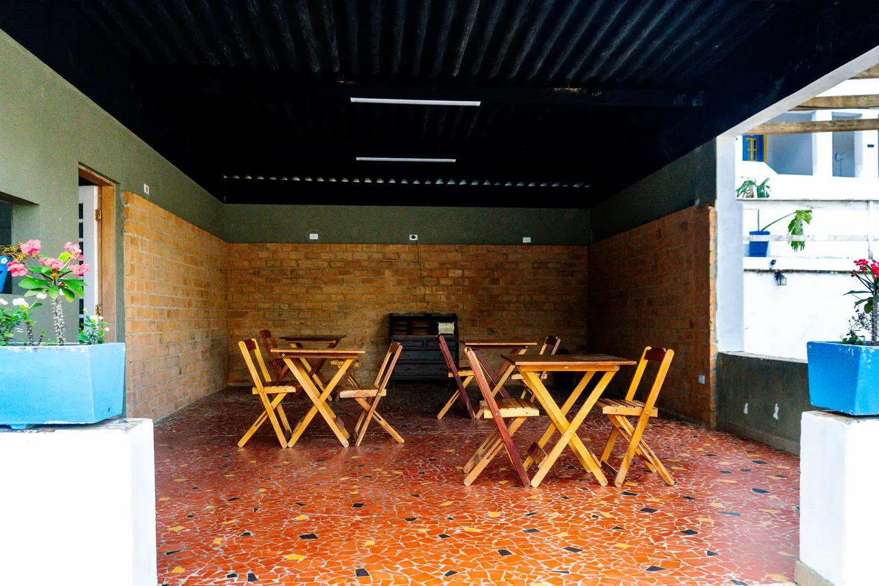 Salão de eventos com piso de cacos