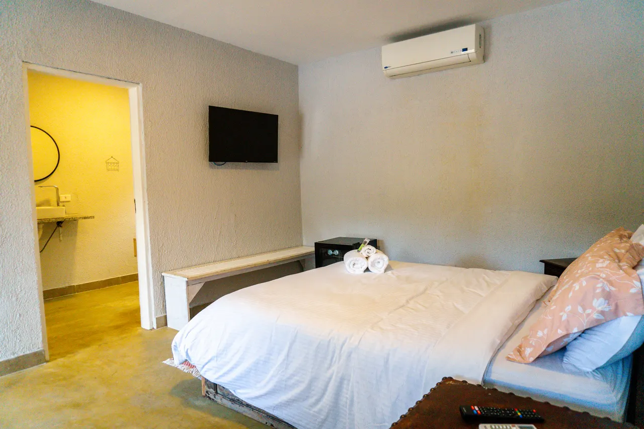 Suíte com cama de casal e banheiro