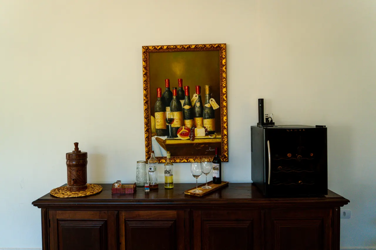 Aparador com vinhos e adega